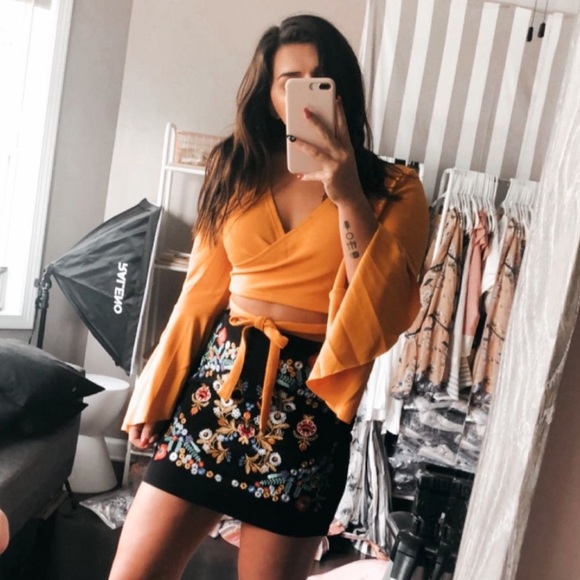 NWOT GOLD WRAP FLUTTER SLEEVE LARGE - Picture 3 of 5